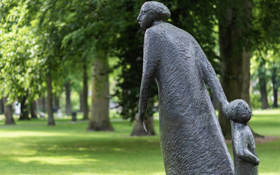 Eerste exemplaar aangeboden van boek over evacuatie Breda in 1940